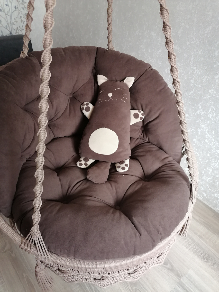 Вот такую декоративную игрушку-подушку я сшила в подарок заказчице к подвесному креслу. 