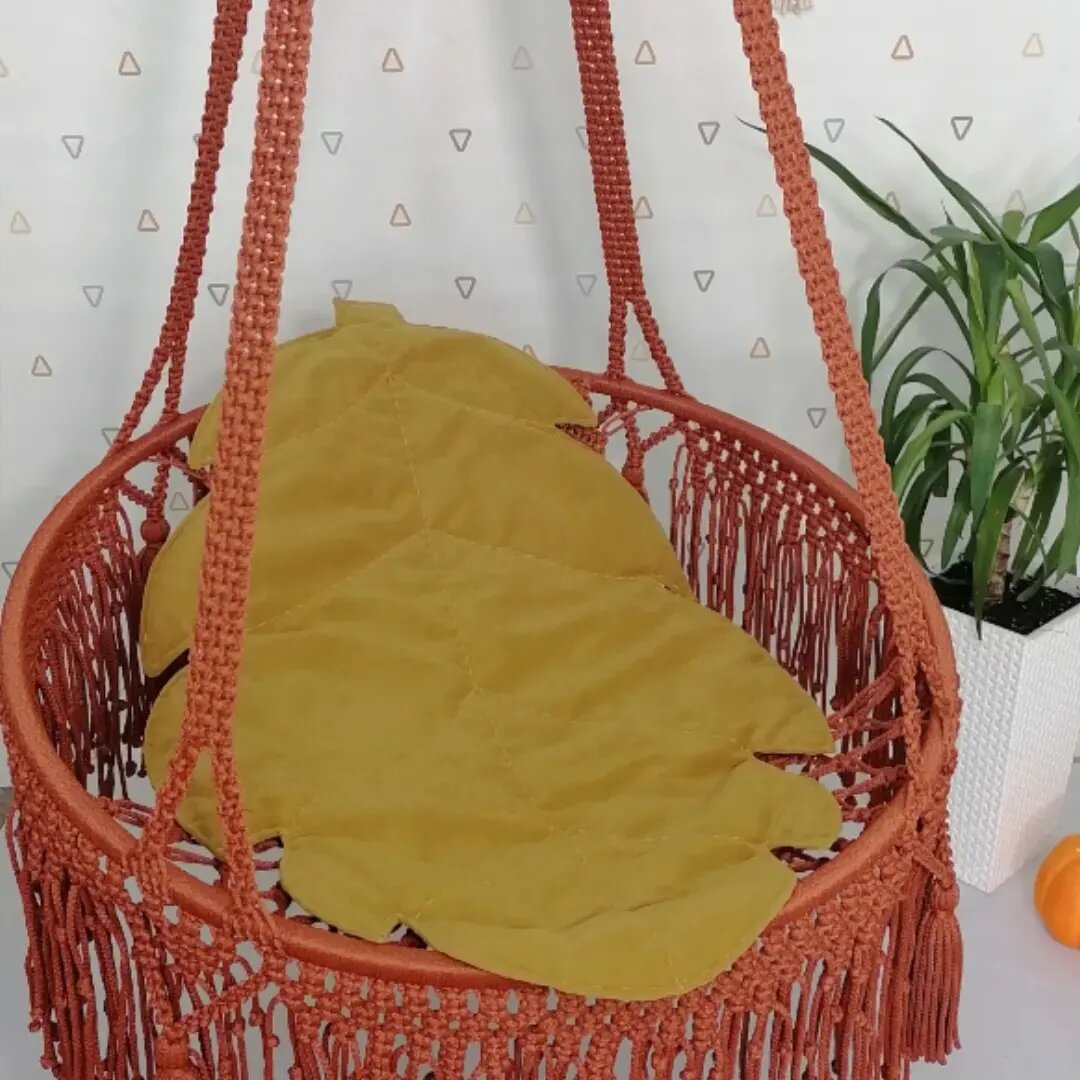 К подвесным качелям в стиле бохо я вместо большой круглой подушки сделала листик, который можно использовать как детский коврик или накидку на шезлонг/ гамак. Владелица качелей была в восторге 😍