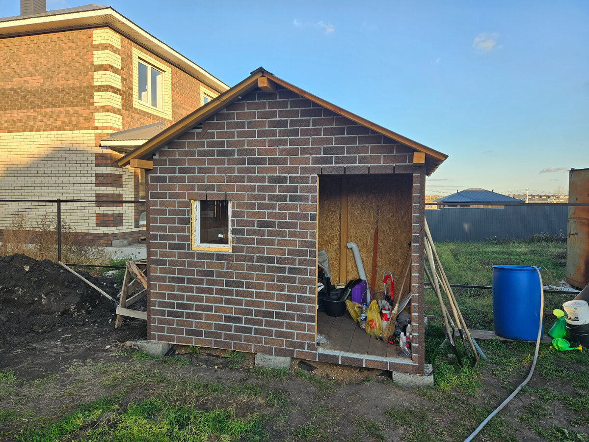 Так хозблок выглядел в прошлом году