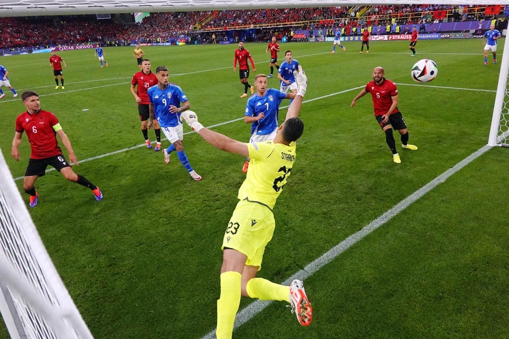    Албанский вратарь сделал несколько эффектных сейвов, но два мяча от Италии он все же пропустил. / Getty Images