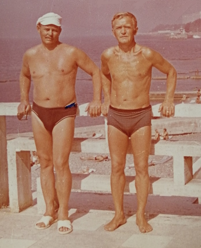 Офицеры с женами отдыхают в санатории МО СССР. Офицеры. Середина 80-х прошлого века, Личный архив. 