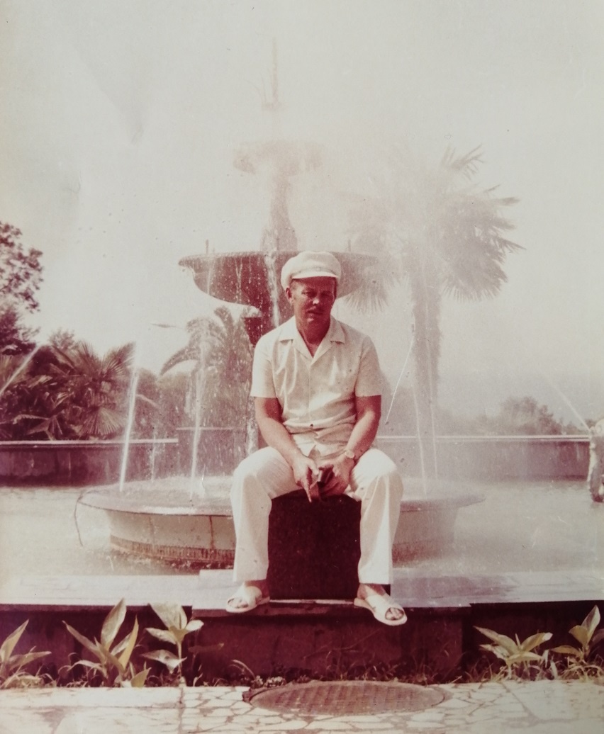 Офицеры с женами отдыхают в санатории МО СССР. Полковник. Середина 80-х прошлого века, Личный архив.