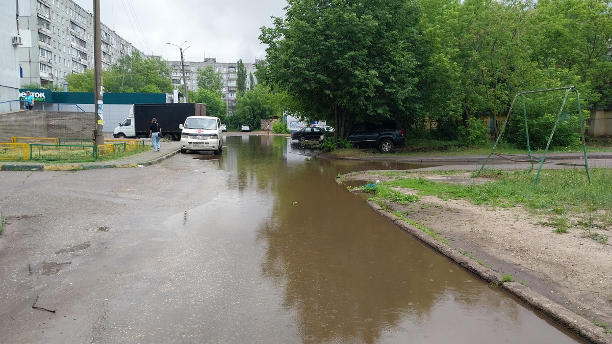 Нижний Новгород. Суббота 15 июня, 12 часов дня. Моросит.