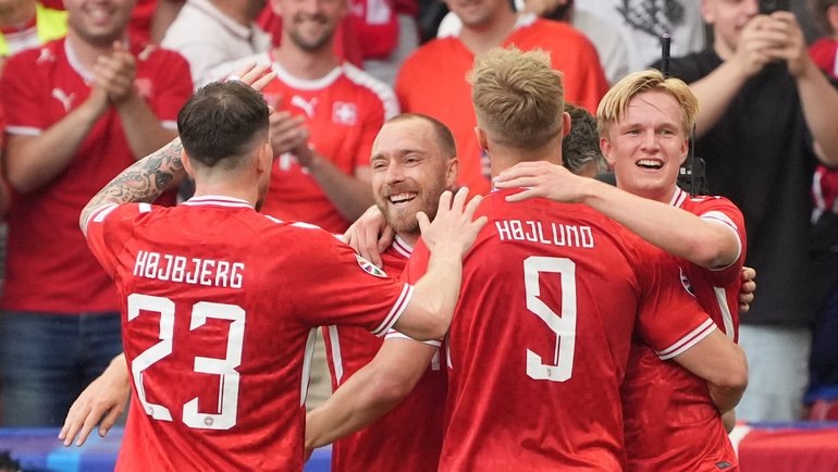    Игроки сборной Дании празднуют гол Кристиана Эриксена в ворота Словении. Global Look Press