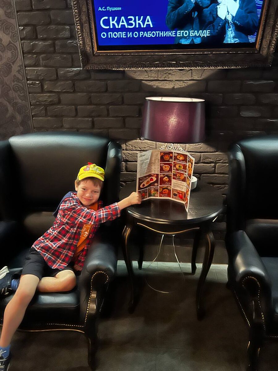 Феликс на спектакле «Сказка о попе и его работнике Балде» 