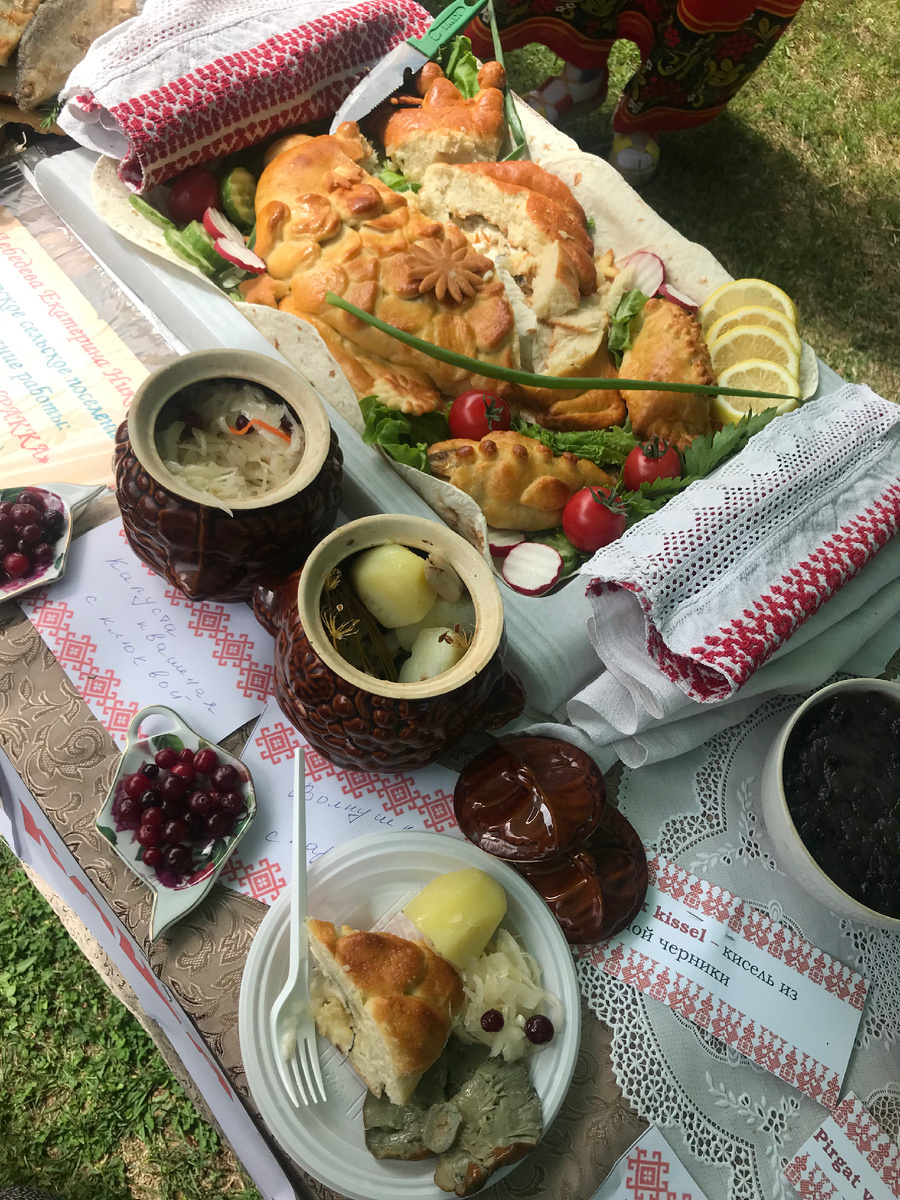 Грибочки с картошечкой, капуста с клюковкой, пирог с речной рыбицей перекочевали и на мою тарелочку. 
