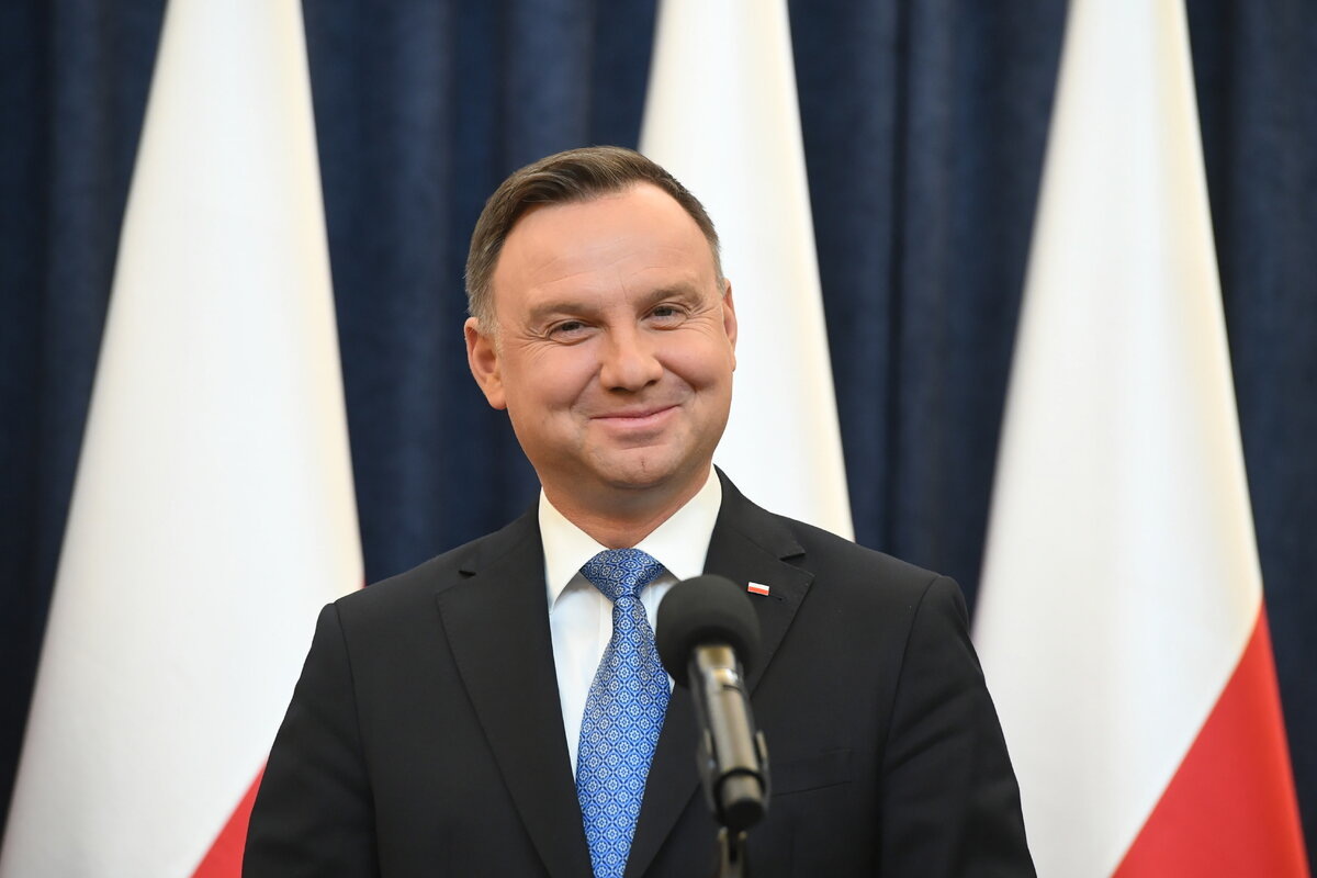 Анджей Дуда улыбается. А что ему еще остается делать?