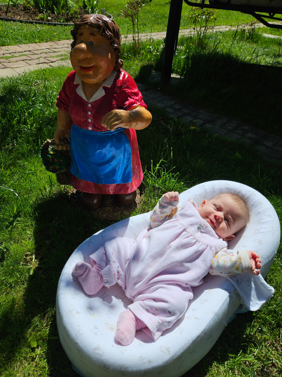 Вынужденное положение ног в форме лягушки у дочери во время ношения стремян Павлика