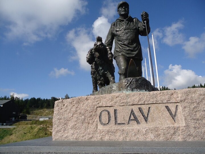 Норвежский король на лыжах с собачкой. Памятник в Хольменколлене.