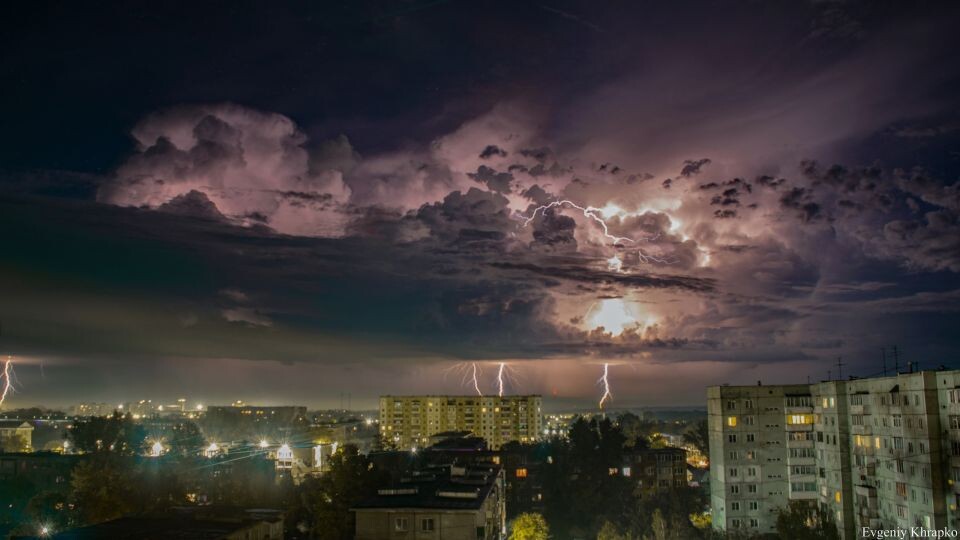    Гроза в Рубцовске. Источник: Евгений Храпко, vk.com/thunderstorm_altau
