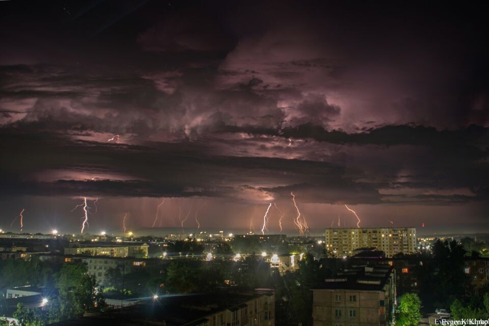    Гроза в Рубцовске. Источник: Евгений Храпко, vk.com/thunderstorm_altau