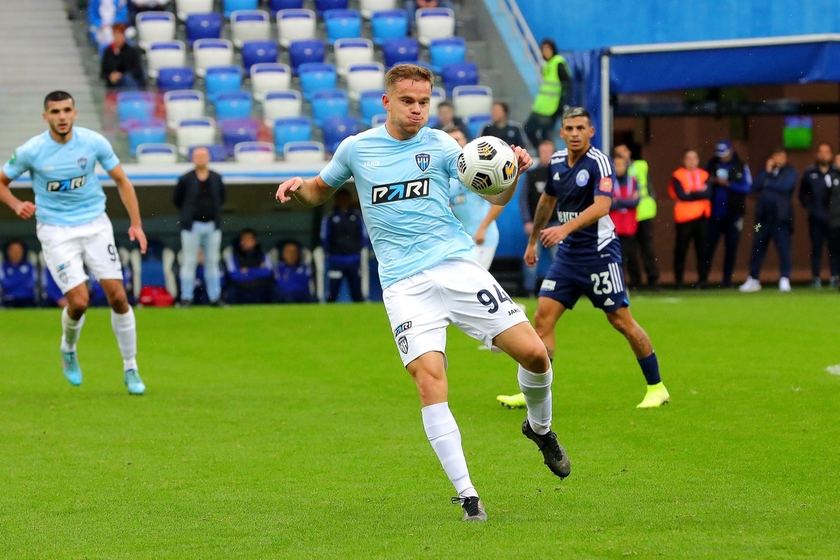    ФК «Оренбург» представил первых новичков команды – это полузащитник Дмитрий Рыбчинский и защитник Артем Касимов