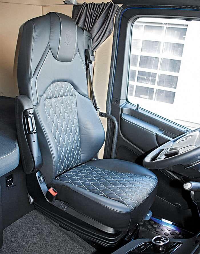   Водительское кресло не только удобное, но и очень стильное
