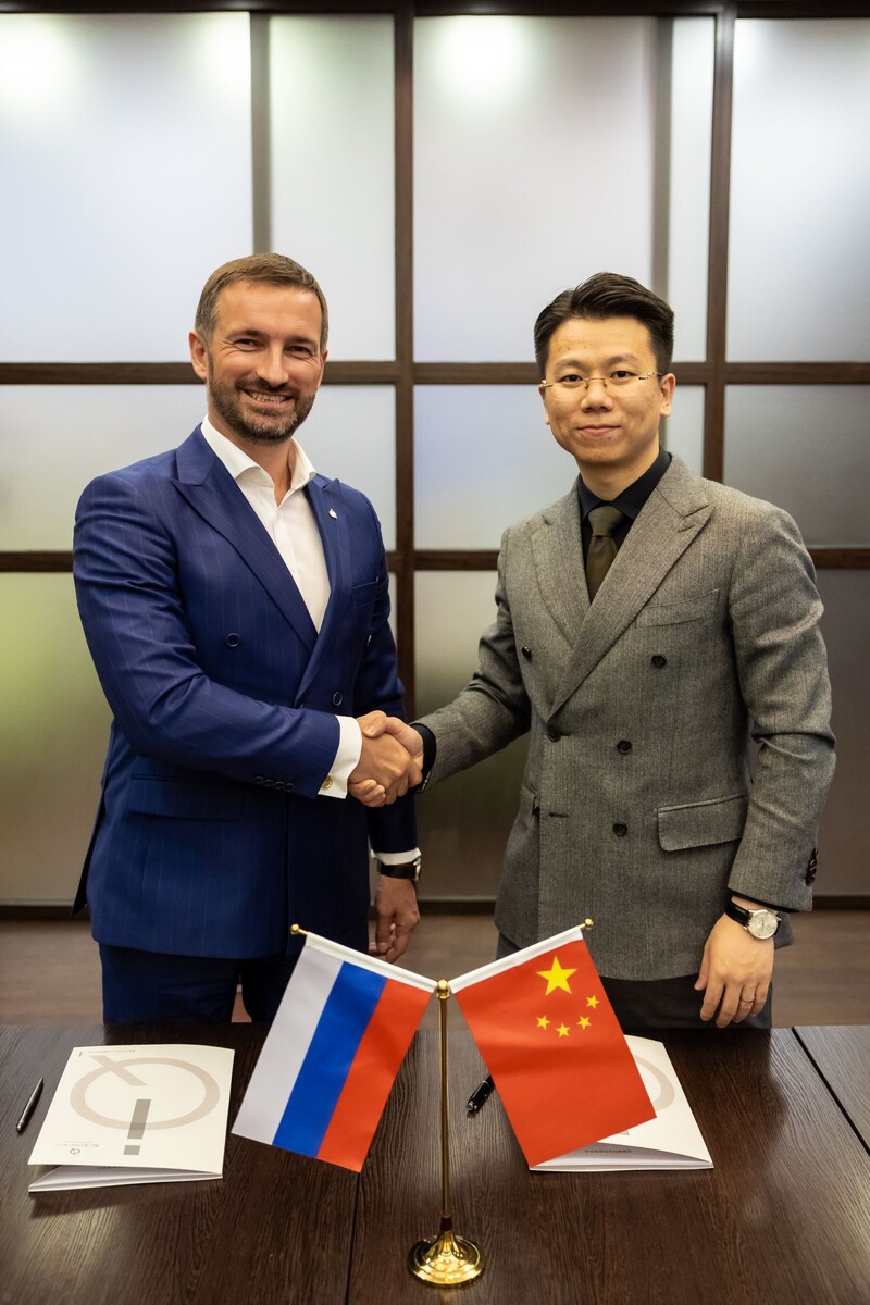 Иркутская компания ВС Консалт вышла на новый уровень: на Байкальском международном форуме партнёров 2 июня она подписала соглашение о сотрудничестве с крупной юридической фирмой из Китая «Цзиньши». Теперь в Иркутске будет работать филиал китайско-российского центра юридических бизнес-услуг «Один пояс, один путь». Как рассказал руководитель ВС Консалт Алексей Черкашин, цель партнёрского проекта – юридическая помощь и поддержка бизнеса, который ведёт внешнеэкономическую деятельность в России и Китае. Подробнее – в нашем интервью.