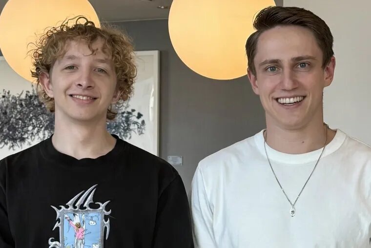 Основатели ИИ-тренера по английскому языку Fluently Станислав Беляев и Юрий Ребрик Стажеры. Станислав Беляев (27 лет) и Юрий Ребрик (26 лет) — выпускники факультета компьютерных наук Высшей школы экономики. По окончании вуза оба стажировались в зарубежных компаниях, включая Google и Nvidia. По словам Ребрика, чтобы туда попасть, они подавали заявки через официальные сайты компаний и далее проходили несколько раундов собеседований.Стартаперы. В 2020 году друзья с партнерами запустили первый совместный бизнес — платформу Myna Labs (сейчас Neiro.ai) на базе искусственного интеллекта. Она позволяет генерировать маркетинговые видео на разных языках и цифровых аватаров. Но в 2022 году оба вышли из проекта, а в июне 2023-го запустили Fluently — приложение на базе искусственного интеллекта, которое помогает совершенствовать произношение на английском языке. Для этого сервис анализирует речь пользователя в Zoom и дает ему мгновенную обратную связь. Продукт родился из собственной потребности, рассказал Forbes Ребрик. Он занял позицию СЕО, а Беляев — СТО.Y Combinator. Проект находится на стадии бета-теста, но уже показывает впечатляющие результаты. В начале 2024 года Fluently прошел престижный американский акселератор Y Combinator. К марту компания привлекла $2 млн от ряда инвесторов, включая сам Y Combinator, который вложил $500 000. В раунде также принял участие основатель облачного хранилища Dropbox Араш Фердовски и ряд зарубежных фондов, рассказал Forbes Ребрик.         https://www.forbes.ru/svoi-biznes/510967-10-samyh-perspektivnyh-rossijskih-predprinimatelej-moloze-30-let-2024?image=485921