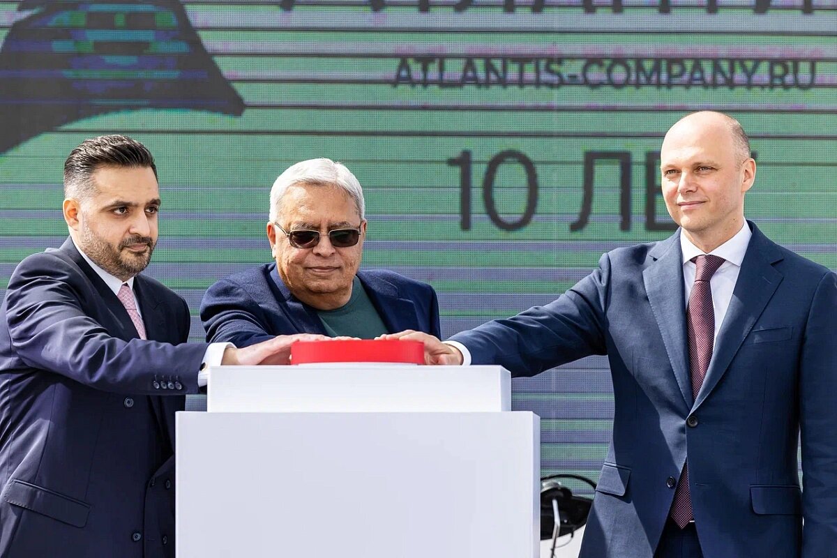 © Правительство Калининградской области / gov39.ru (Крупнейший в Европе сухарный завод запустили в Калининградской области 14 июня 2024 г. В церемонии приняли участие врио губернатора Алексей Беспрозванных (справа), директор ГК «Атлантис» Дханаджаи Бхагат (слева) и гендиректор и учредитель ГК «Атлантис» Кешав Бхагат (в центре). Напомним, ГК «Атлантис» была выкуплена в 2014 г. индийскими инвесторами)