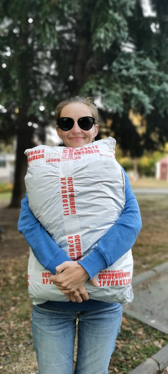 Получила в сдеке мешок барахла. Оно не было хрупким)) Но за наклеечку спасибо