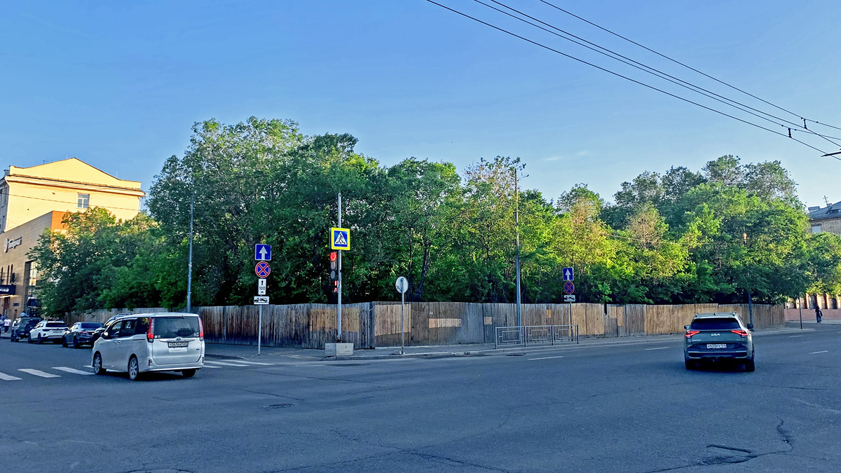     Участок в самом центре города напротив стадиона «Локомотив» простаивает заросшим уже полтора десятка лет