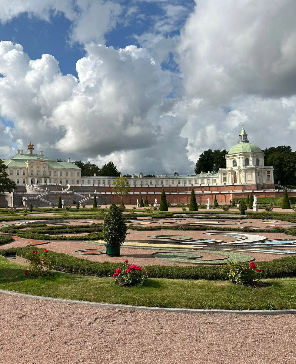 Дворец огромный, красивый, величественный!