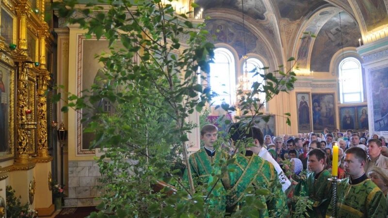     В храмах Барнаула встретили праздник Троицы Алтайская митрополия