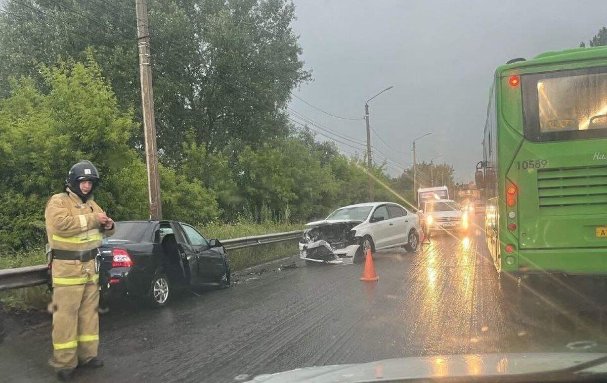    В Курске на улице Красный Октябрь одновременно столкнулись сразу 4 машины