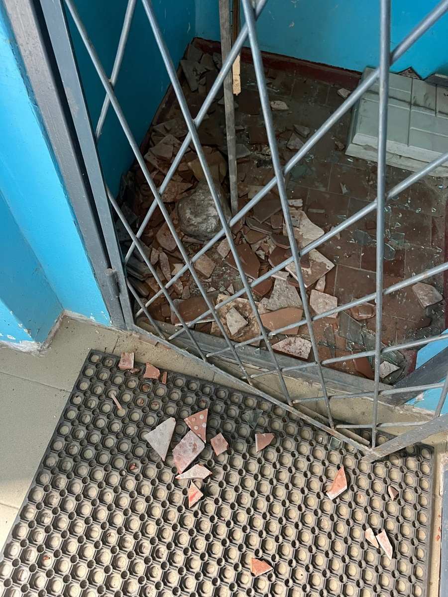    Вандалы отыгрались на почтовых ящиках в Петрозаводске, подъезд разгромлен Автор неизвестен / паблик «Подслушано в ПТЗ | Петрозаводск» / ВК