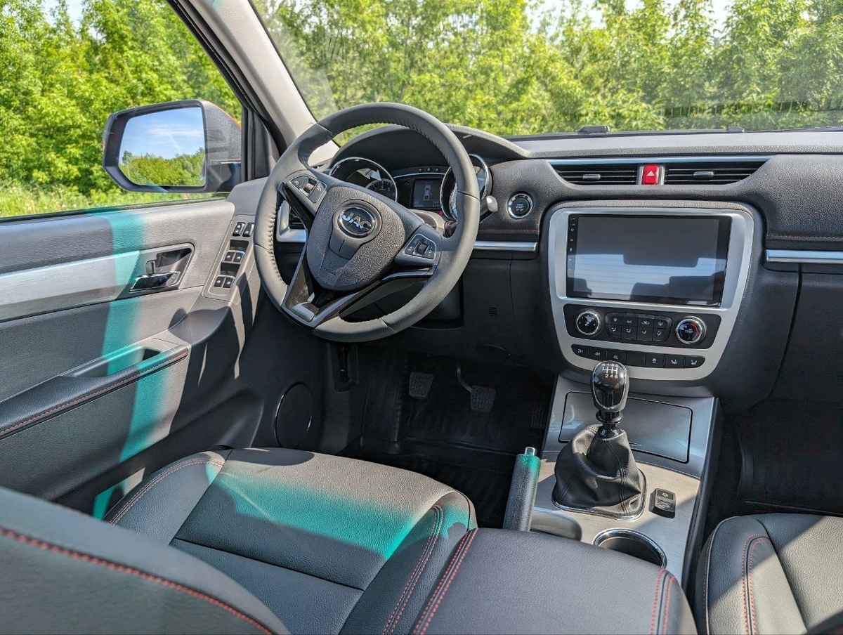 Лаконичный интерьер JAC T8: все необходимое и без лишних заморочек. 
