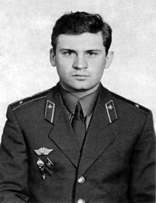 Татарчук Сергей Анатольевич, старший лейтенант, командир 3 роты. Родился 09.05.1961 года в городе Кировограде Кировоградской области Украинской ССР. Украинец. В Вооруженных Силах СССР с 05.08.1978 года. Окончил Киевское ВОКУ. 21.02.1986 года разведгруппа под его командованием, выполняя реализацию разведданных, вступила в бой с моджахедами. Умело командуя подчиненными, лично уничтожил нескольких «духов», но сам был тяжело ранен. От полученных ран скончался в госпитале 01.03.1986 года. За мужество и отвагу награжден орденом «Красной Звезды» и орденом «Боевого Красного Знамени» (посмертно). Похоронен в поселке Вороновица Винницкого района Винницкой области Украинской ССР.