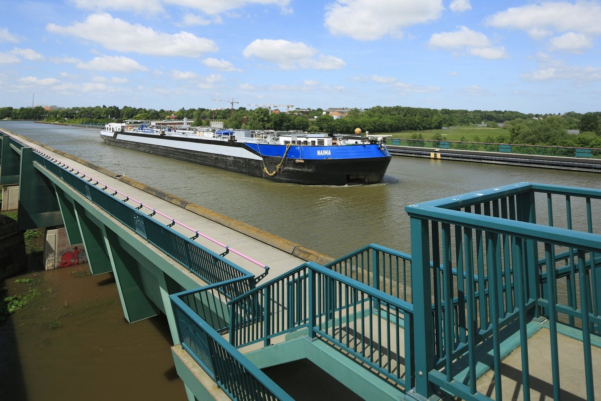 Самый большой из действующих мостов, по которым ходят корабли, построен в немецком городе Магдебург.