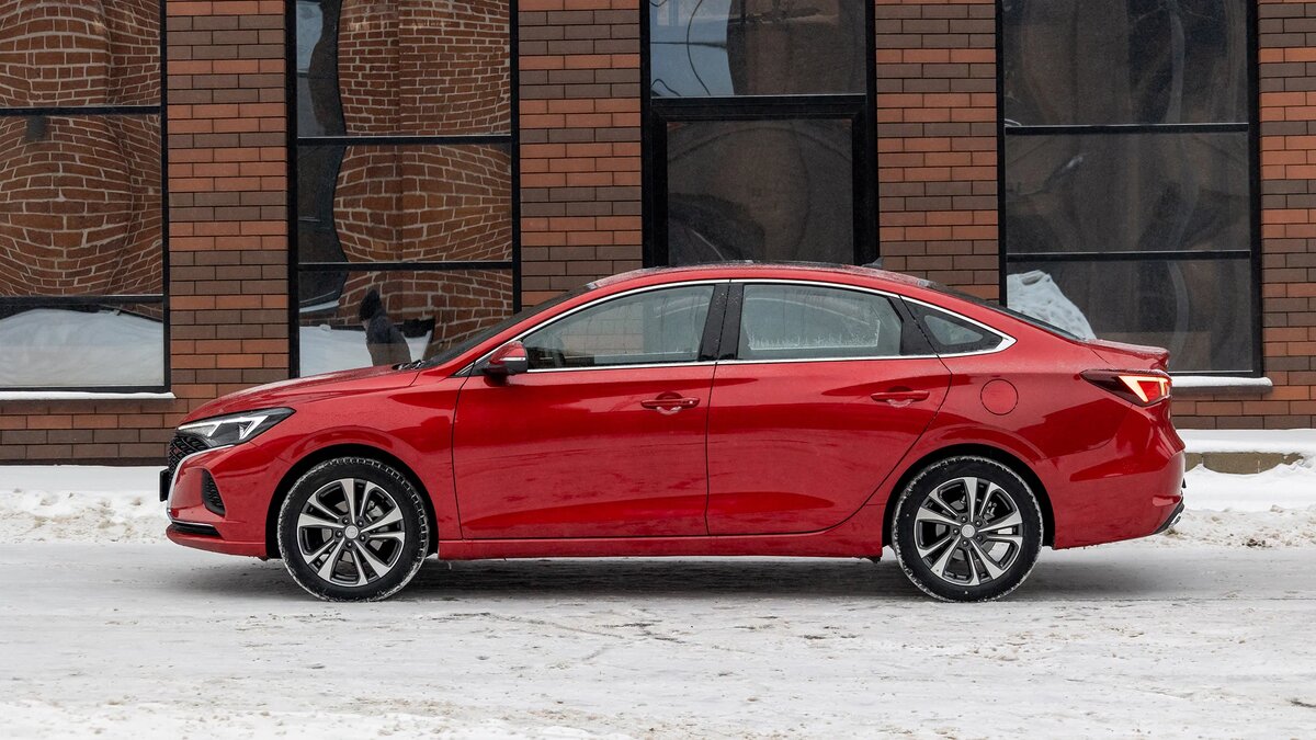 По колёсной базе (2700 мм) китайский седан идентичен Kia Cerato и Toyota Corolla, а по габаритной длине (4730 мм) превосходит и иx, и более релевантных соперников, вроде Kaiyi E5 и Omoda S5