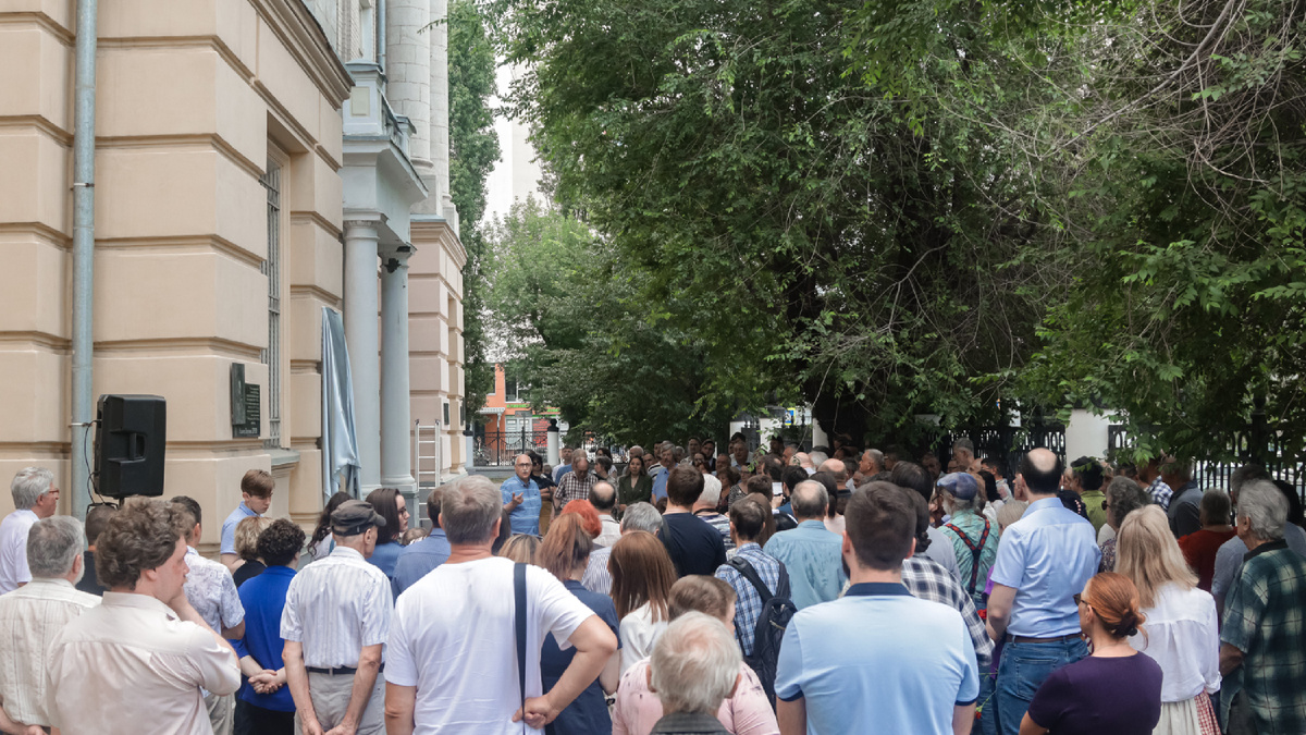 На торжественном открытии мемориальной доски в день рождения Дмитрия Ивановича собрались коллеги, ученики и друзья Д.И. Трубецкова.  На мероприятии присутствовал ректор СГУ А.Н.