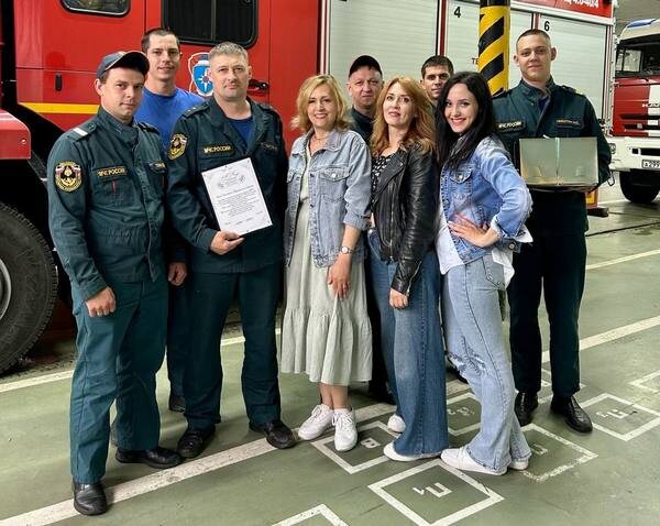     Ивановские театралы поблагодарили пожарных, спасавших Дворец искусств