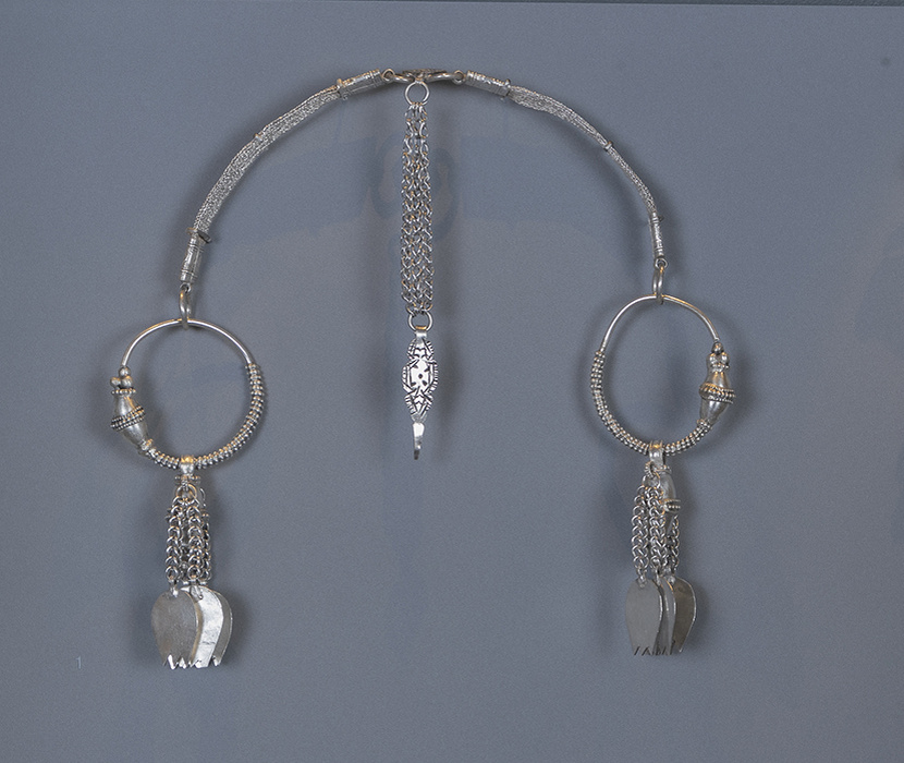 Серьги c повязкой на голову машиль. Северный Оман, XX в. ©  Национальный музей Султаната Оман