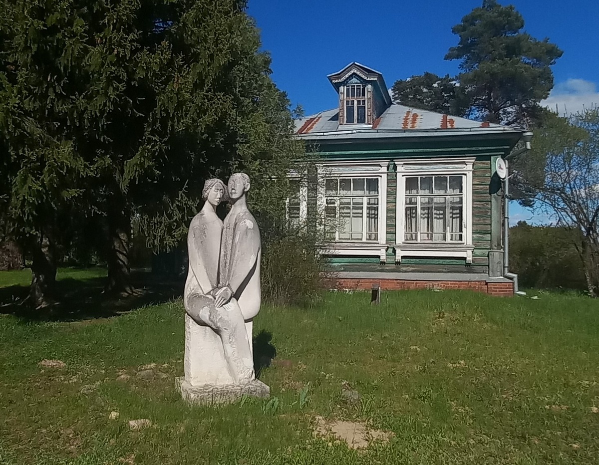 Здание земской школы рядом с домом пейзажа, Елисейково (фото - собственность автора)