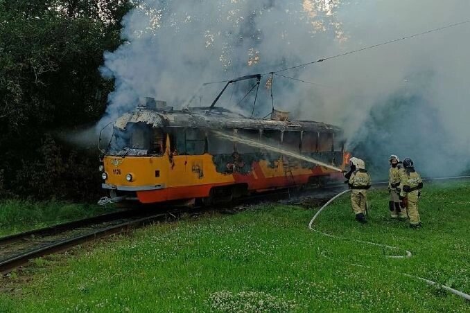    Пожарные приехали быстро, но вагон уже успел выгореть. Фото: ГУ МЧС по Алтайскому краю
