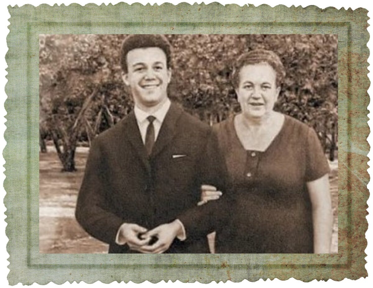 Кобзон с мамой. https://avatars.dzeninfra.ru/get-zen_doc/3517023/pub_5f946797d2b7e412888e08a1_6026efc60454f6146a89f21d/scale_1200