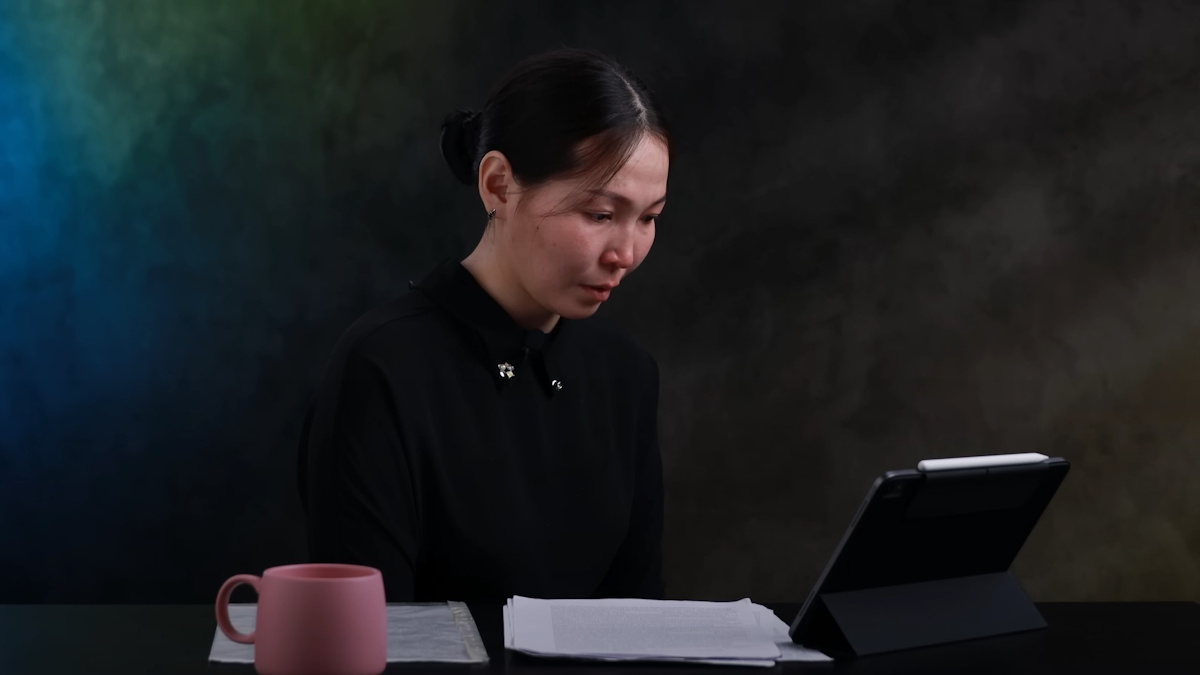 Айза, мать пострадавшего мальчика из Тывы. Фото: скриншот YouTube / @KOSATKINA