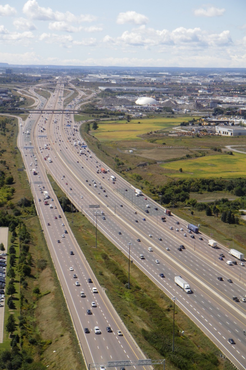 На титул «самое широкое шоссе в мире» претендуют дорога No 401 в провинции Онтарио (Канада) и шоссе Кэти (часть автомагистрали Interstate 10 в американском Техасе между Хьюстоном и городком Кэйти).