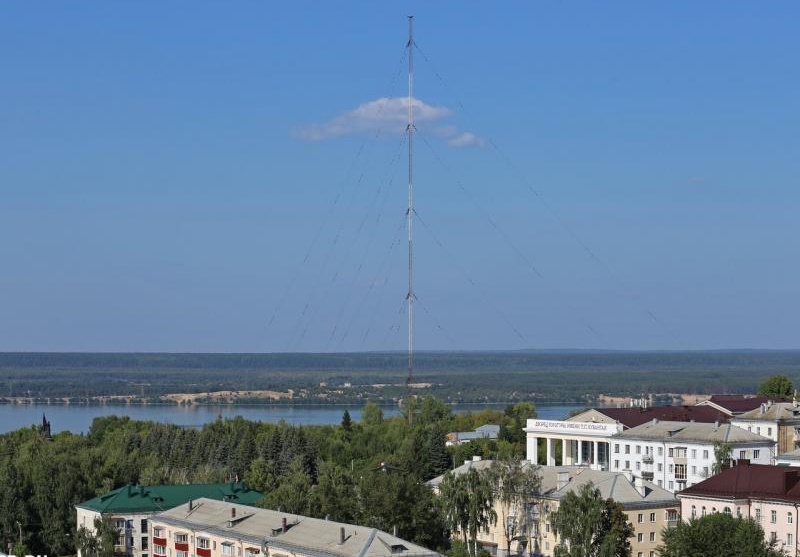 На фото: ныне снесенная радиомачта в Чебоксарах, располагавшаяся по адресу ул. З. Яковлевой, 33.