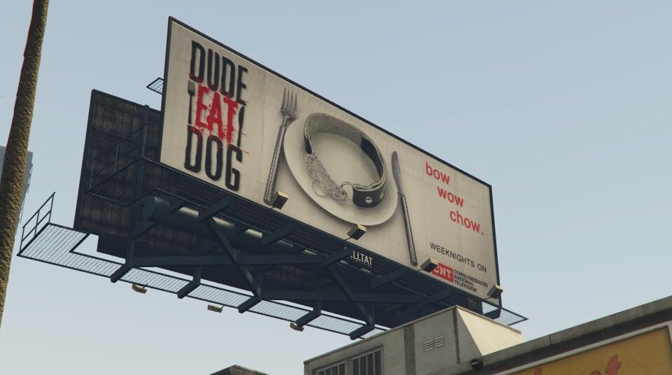 На этом креативном рекламном щите видеоигры изображена пустая тарелка с собачьим ошейником и приборами, сопровождаемая надписями "Dude Eat Dog" и "bow wow chow," что создает провокационное впечатление и привлекает внимание к игре. 