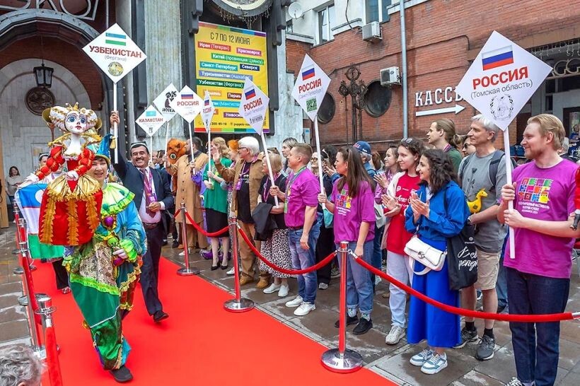 На красную дорожку вышли представители 17 коллективов из пяти стран. Фото Валерия ПАНОВА 