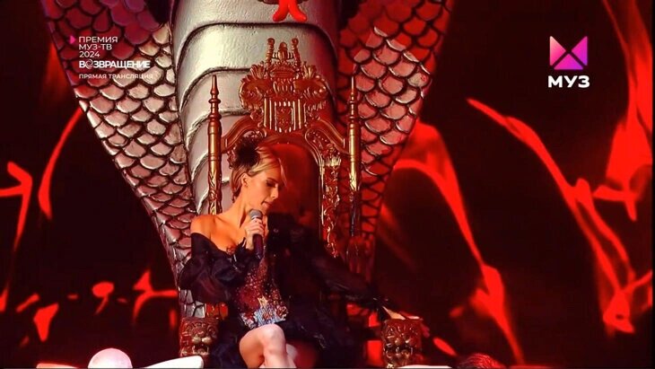 Фото: МУЗ-ТВАлина Загитова поет песню "Лучшая подруга"