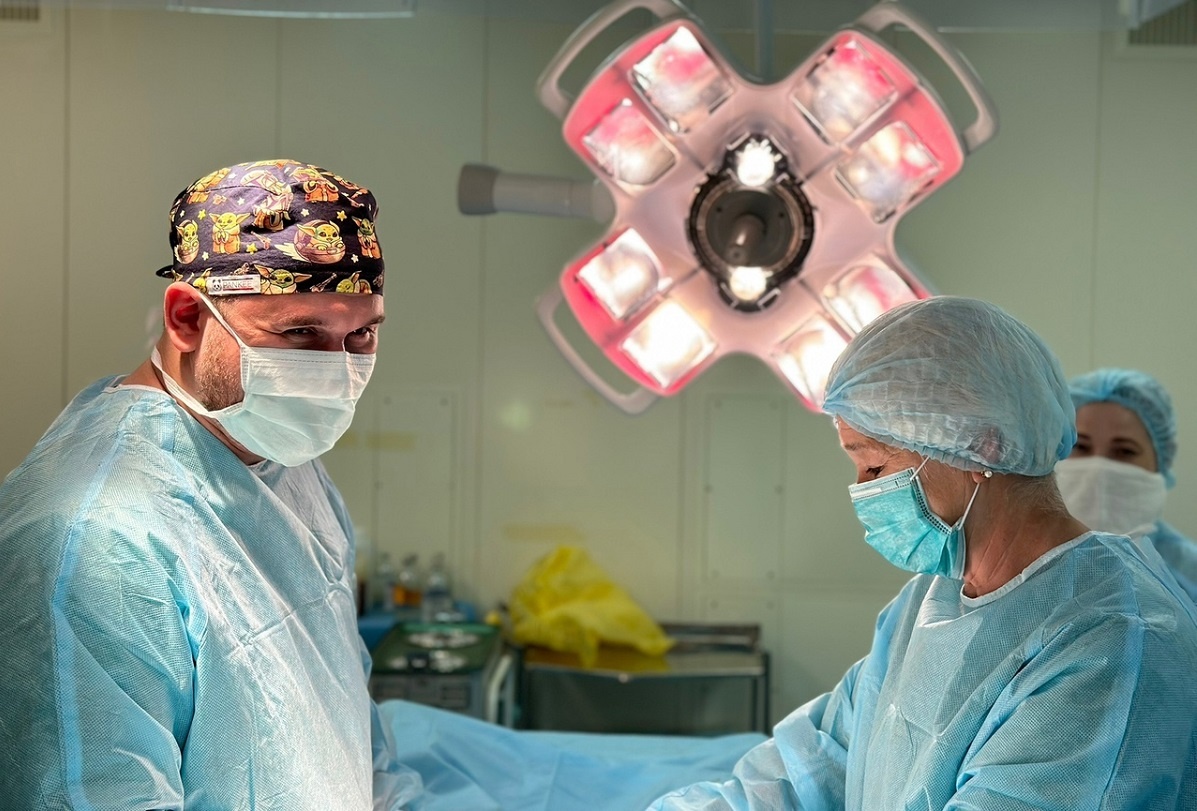    Кардиохирург Александр Широков каждое дежурство выезжает спасать пациентов по всей области