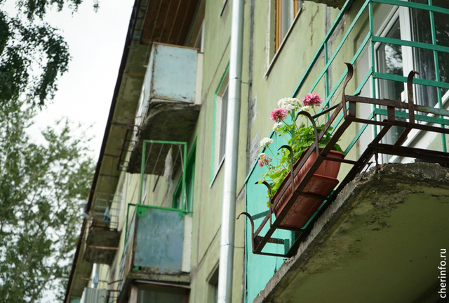    Происшествие случилось 15 июня около 23 часов. 40-летний череповчанин висел на поручнях балкона в доме на Ленина 155а. Очевидцы вызвали спасателей.