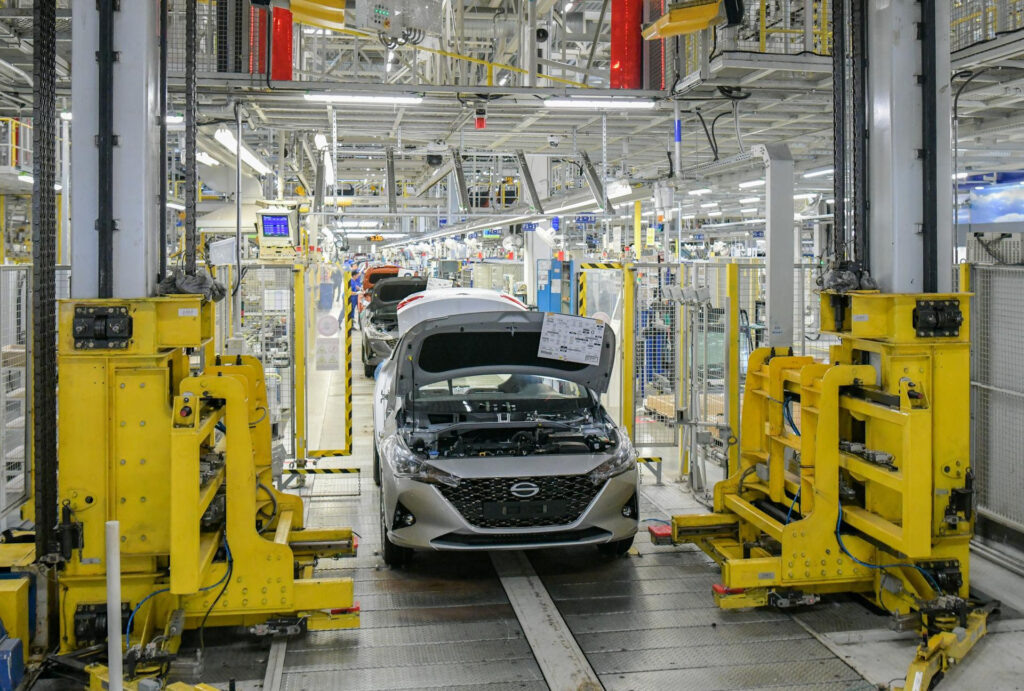 В мае «Автомобильный завод АГР» (бывший питерский завод Hyundai) выпустил 2800 автомобилей под маркой Solaris, при этом поставлено на учет в России за тот же период было 1160 машин этого бренда.-2