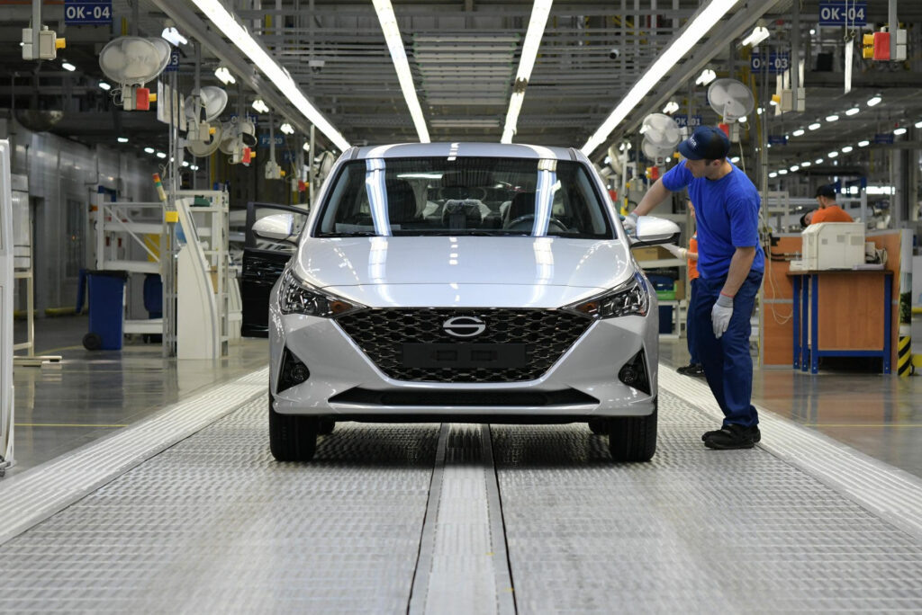 В мае «Автомобильный завод АГР» (бывший питерский завод Hyundai) выпустил 2800 автомобилей под маркой Solaris, при этом поставлено на учет в России за тот же период было 1160 машин этого бренда.