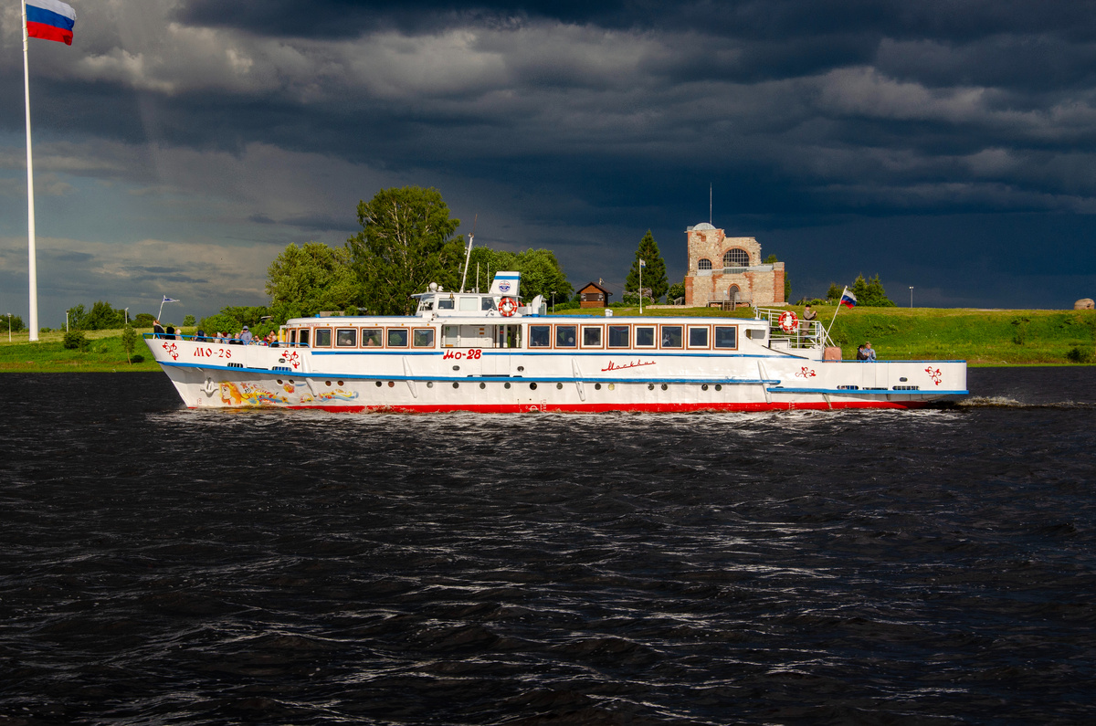 Теплоход бороздит просторы Волхова
