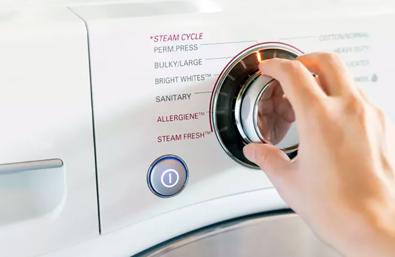 Каждый из нас пользуется стиральной машиной, но не все хорошо знают её функции. Практически каждая модель оснащена специальной кнопкой, которая упрощает очистку отсека для жидкости и порошка.