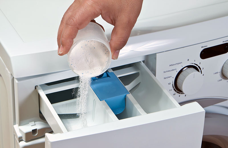 Каждый из нас пользуется стиральной машиной, но не все хорошо знают её функции. Практически каждая модель оснащена специальной кнопкой, которая упрощает очистку отсека для жидкости и порошка.-2