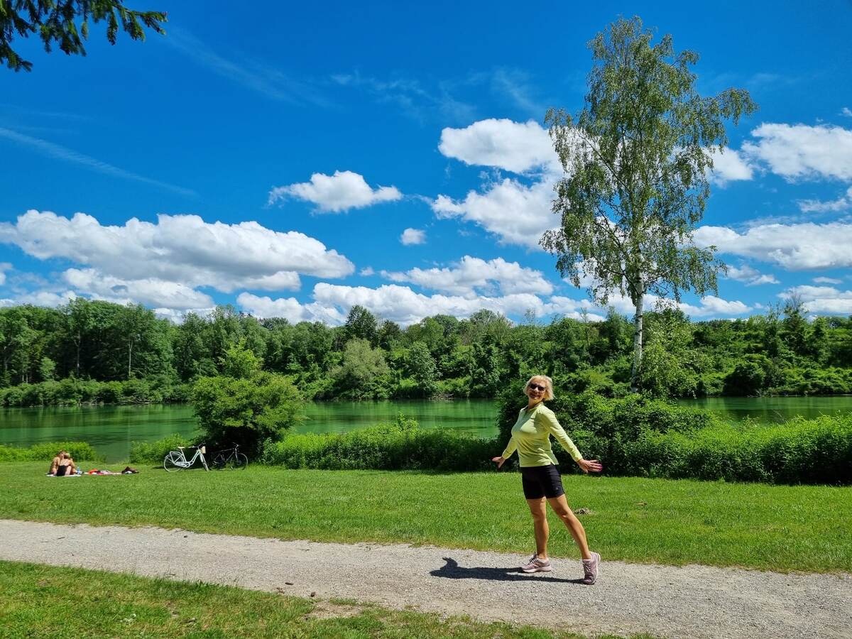 На озере много нудистов